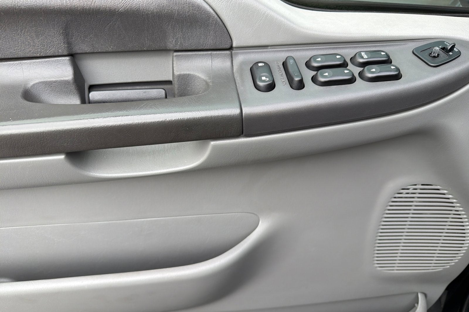 2004 Ford Super Duty F-350 SRW XL