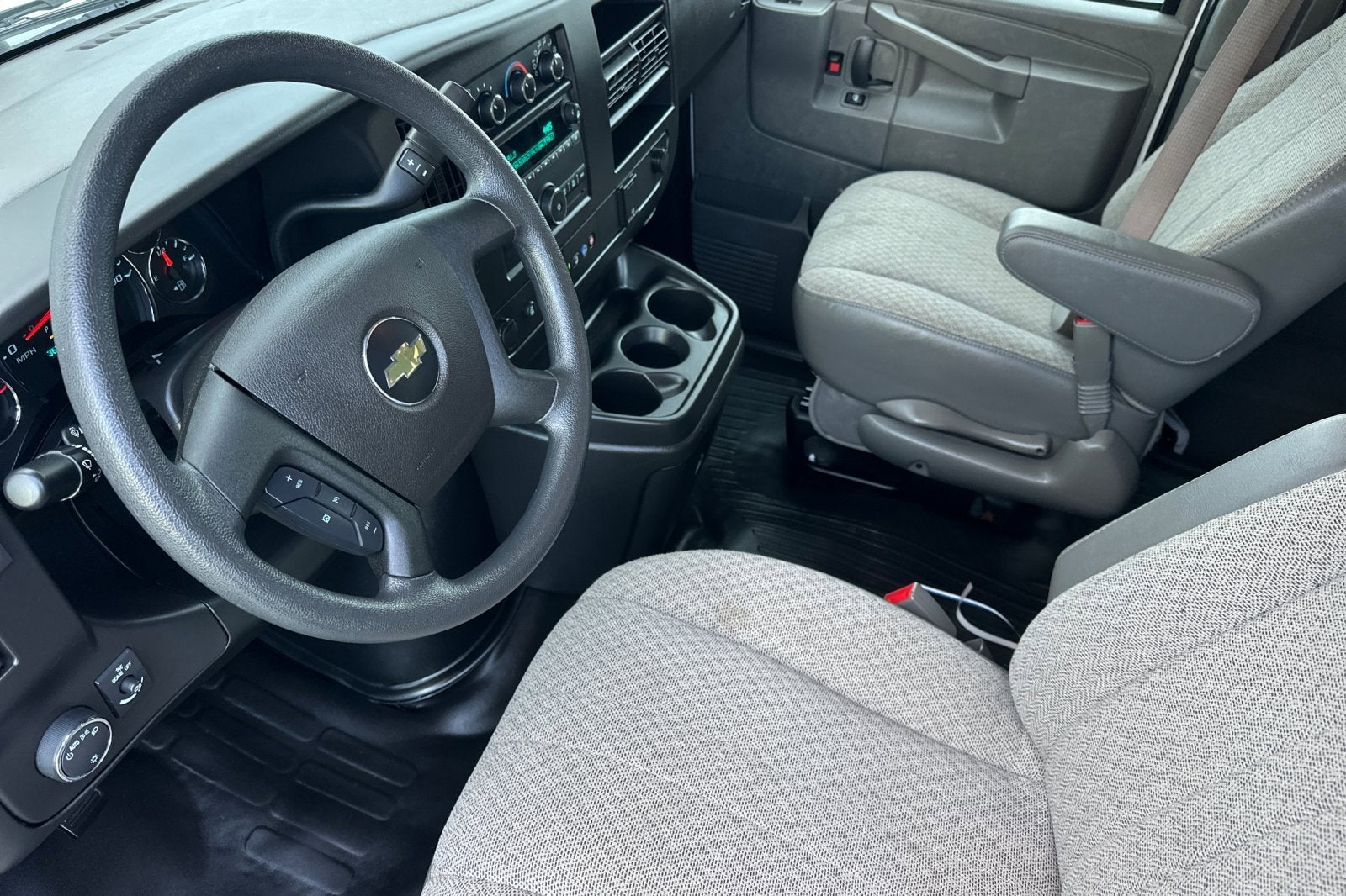 2023 Chevrolet Express Passenger 3500 1LS