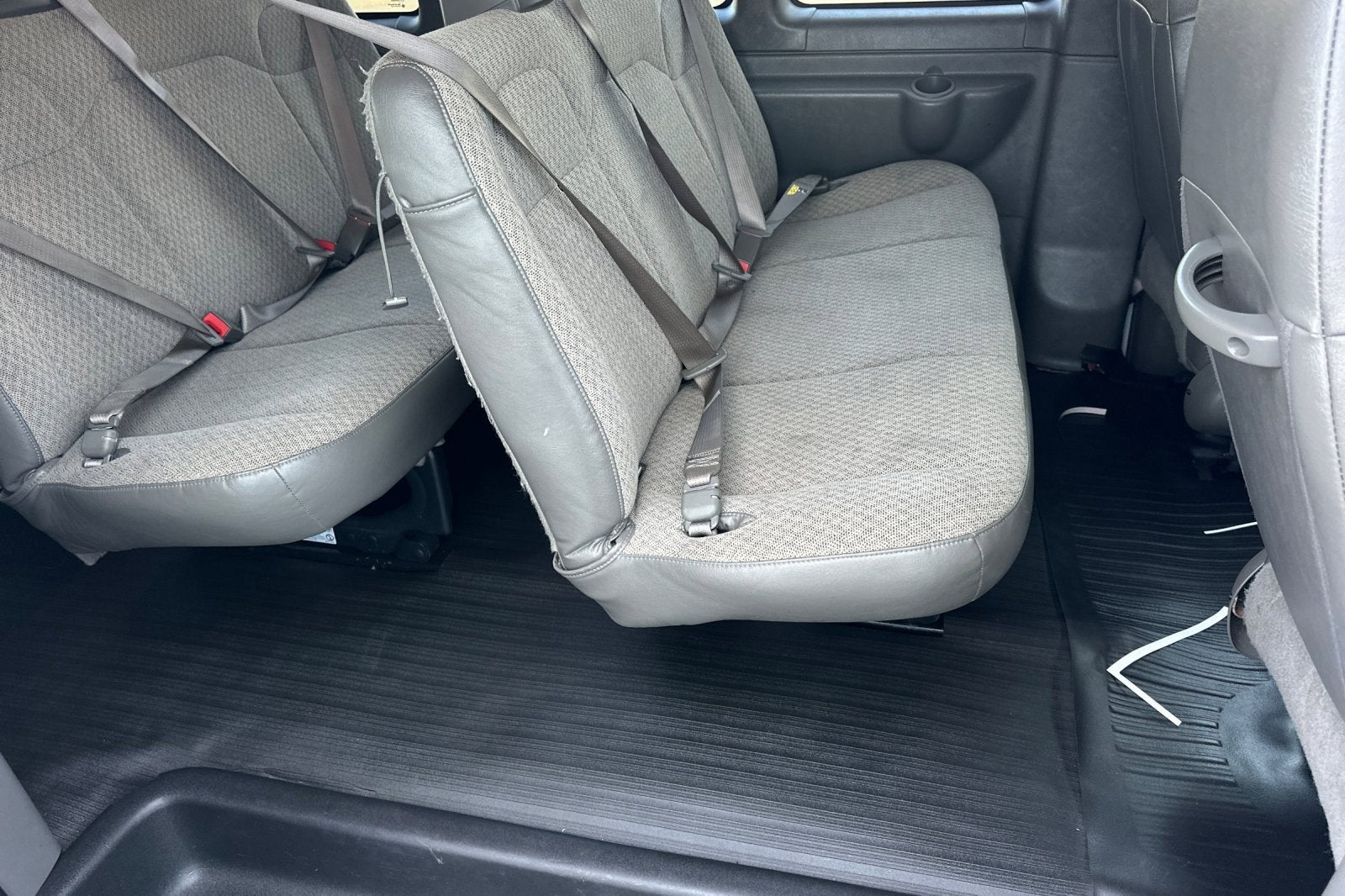 2023 Chevrolet Express Passenger 3500 1LS