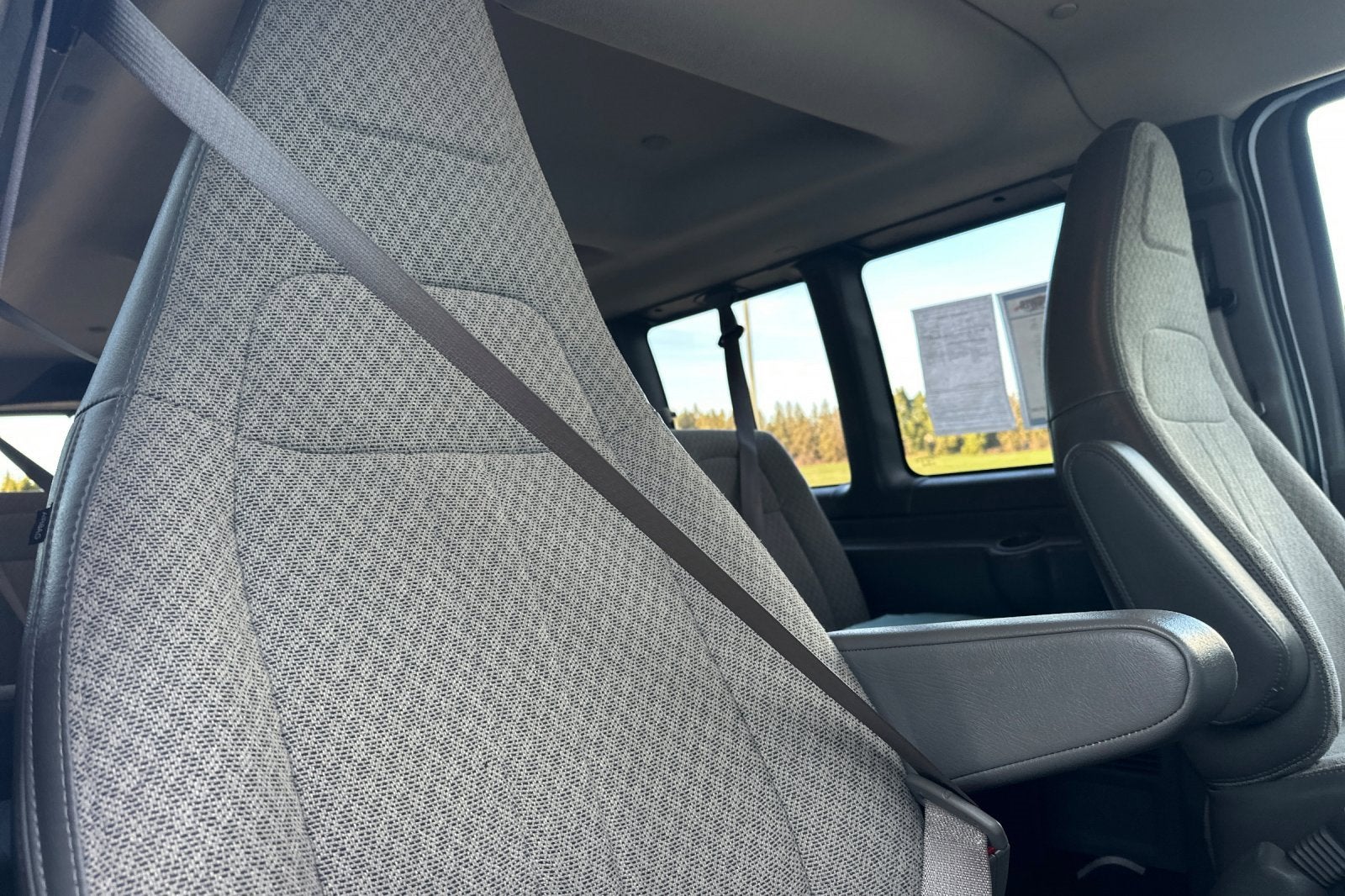 2023 Chevrolet Express Passenger 3500 1LS