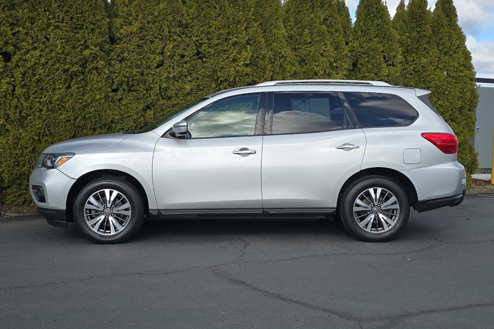 2017 Nissan Pathfinder SV