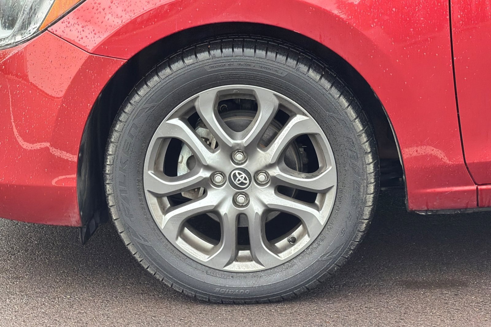 2020 Toyota Yaris Hatchback LE