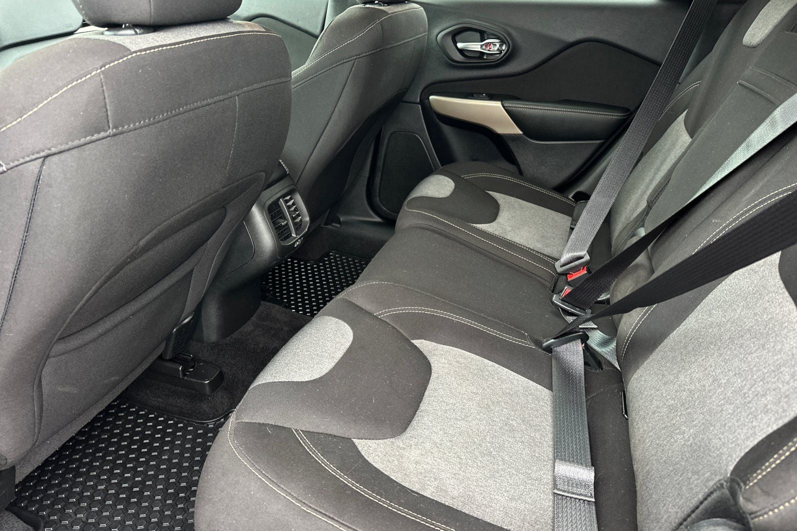 2017 Jeep Cherokee Sport