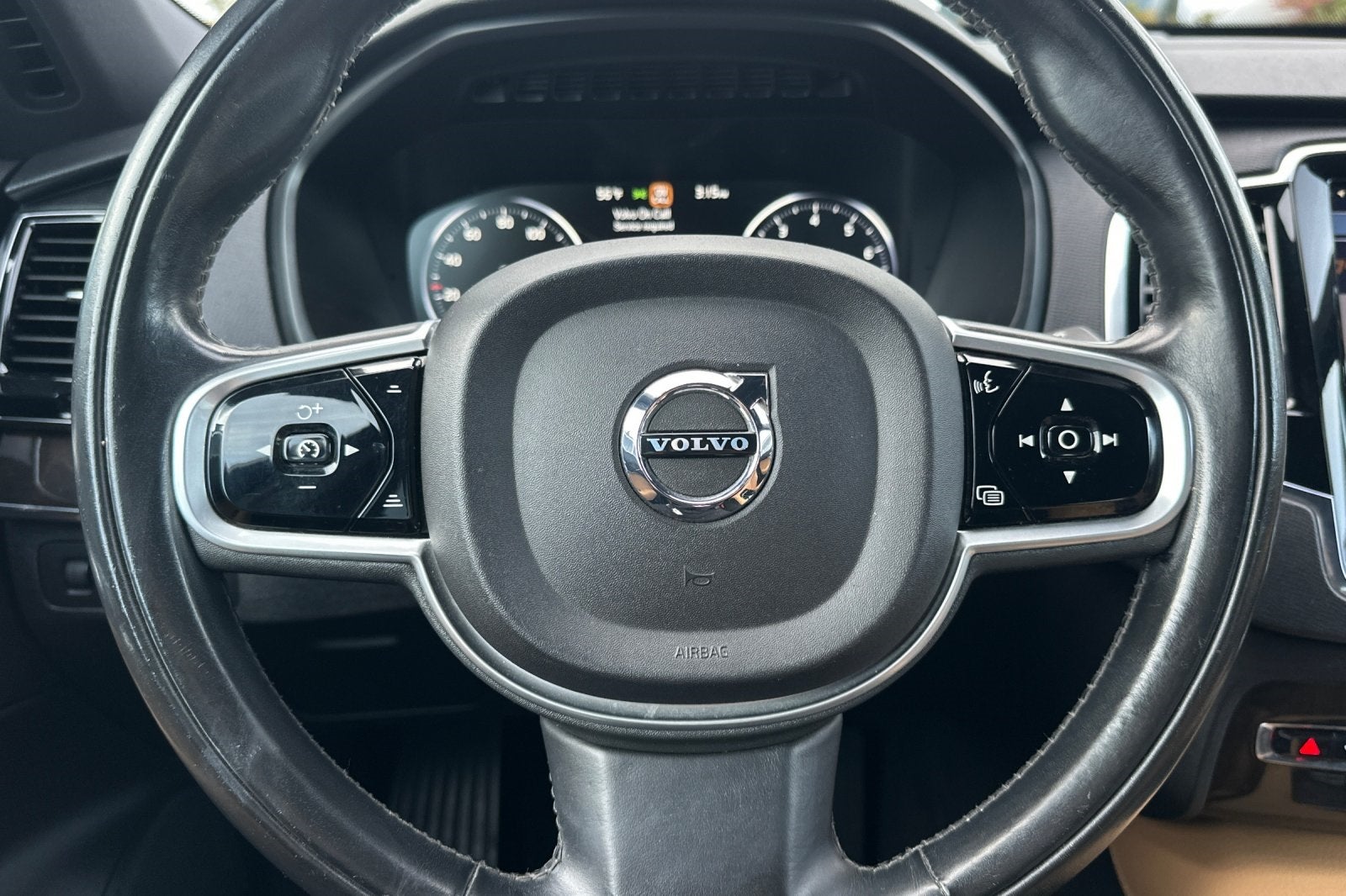 2017 Volvo XC90 T6 Momentum