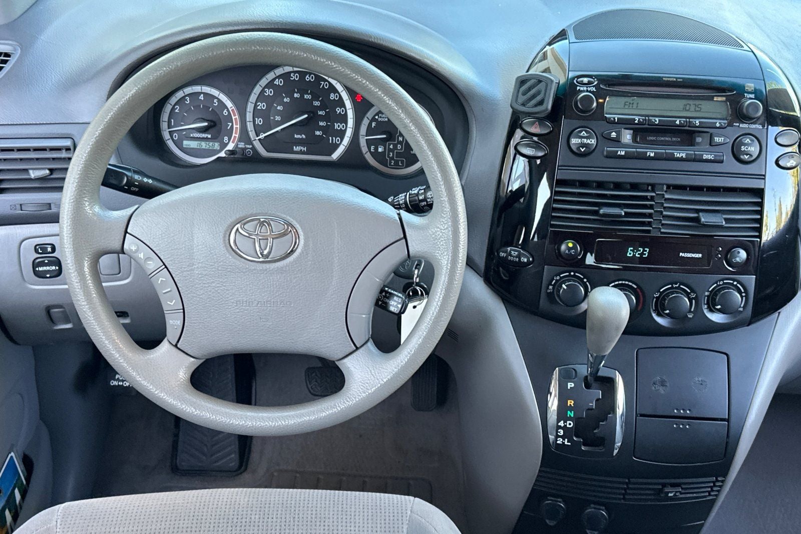 2004 Toyota Sienna LE