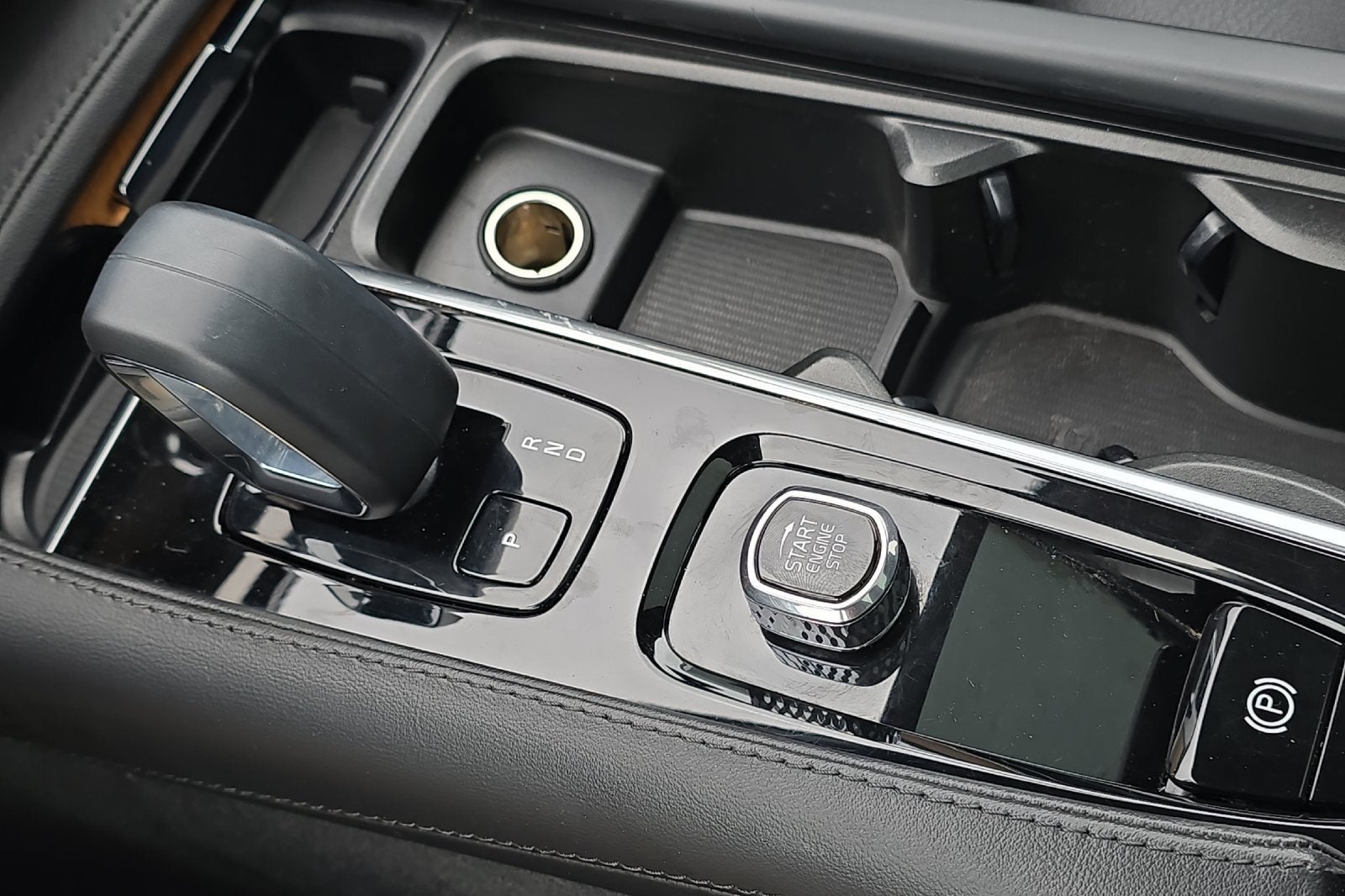 2023 Volvo XC90 B5 Plus