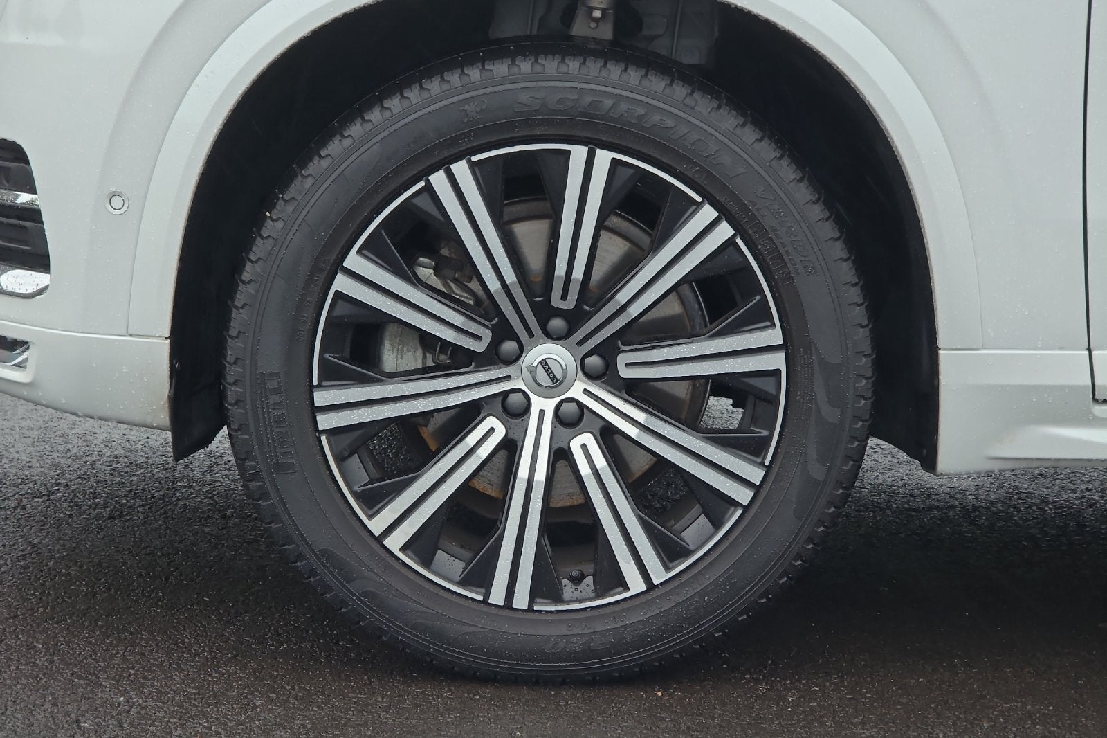 2023 Volvo XC90 B5 Plus