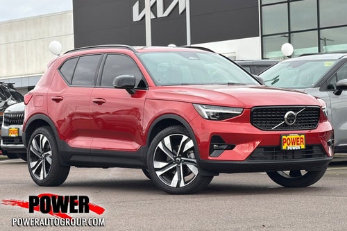 2025 Volvo XC40 B5 Ultra Dark Theme