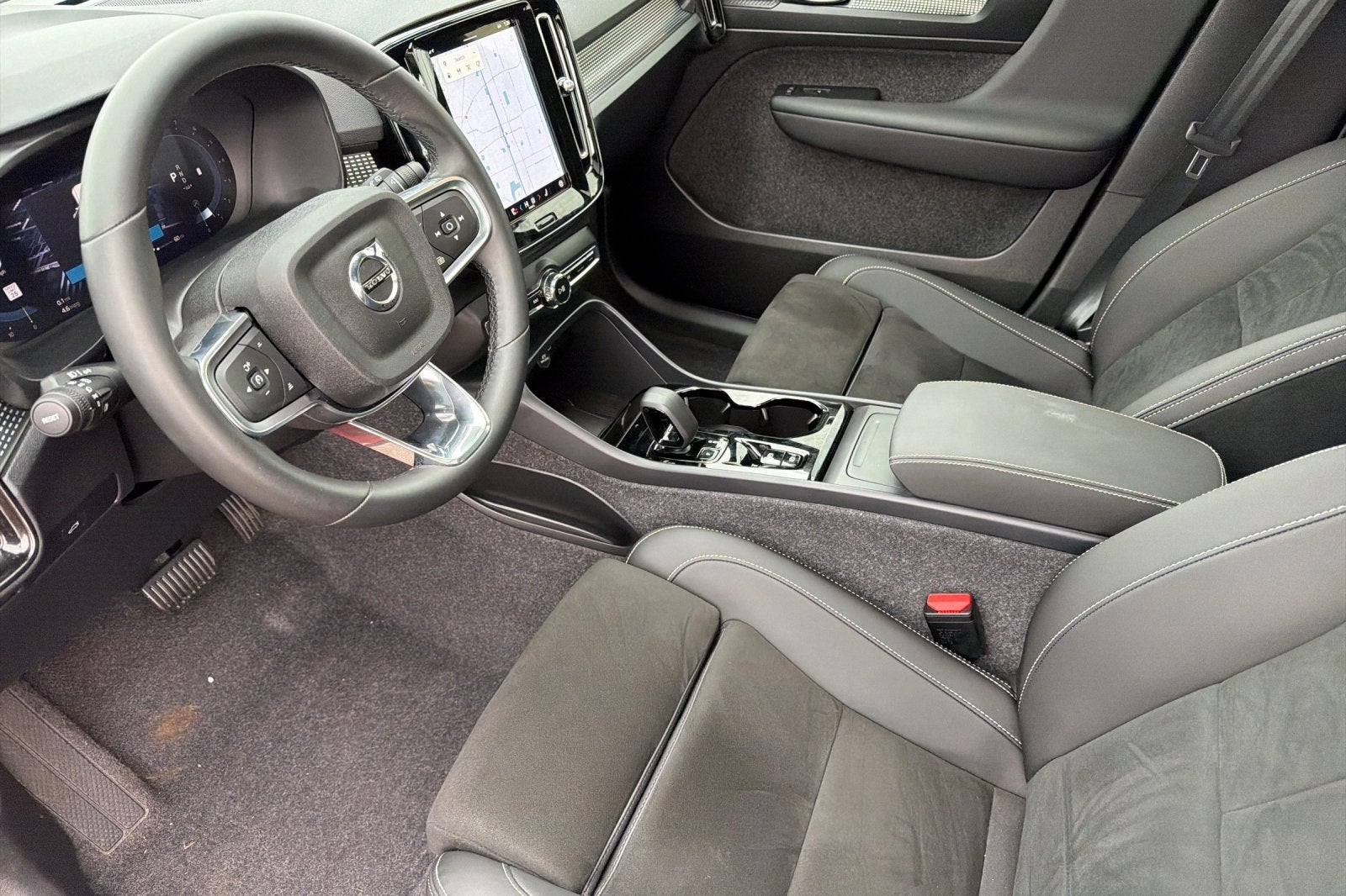 2025 Volvo XC40 B5 Ultra Dark Theme