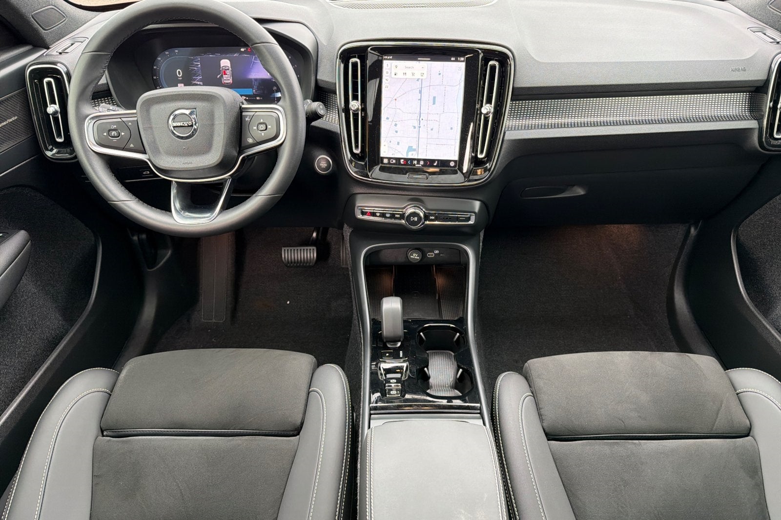 2025 Volvo XC40 B5 Ultra Dark Theme