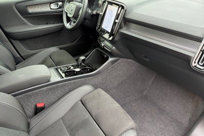 2025 Volvo XC40 B5 Ultra Dark Theme