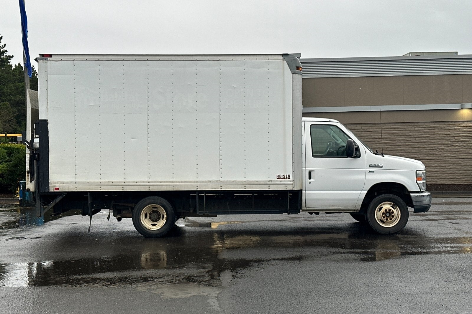 2011 Ford E-350SD 14 FT Power Lift Gate